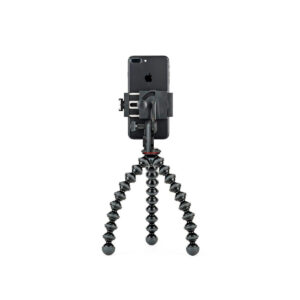 JOBY GripTight PRO 2 GorillaPod3 Musta älypuhelin on asennettu pystysuoraan JOBY GripTight PRO 2 GorillaPod -jalustaan, jossa on taipuisat jalat, valkoista taustaa vasten.