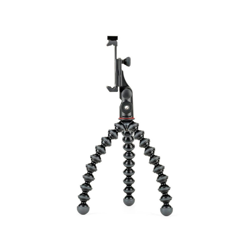 JOBY GripTight PRO 2 GorillaPod4 JOBY GripTight PRO 2 GorillaPod Jalustakit Puhelimelle on musta joustava kolmijalka, jossa on segmentoidut jalat ja älypuhelimen kiinnitys, kuvassa pystyasennossa valkoisella pohjalla.