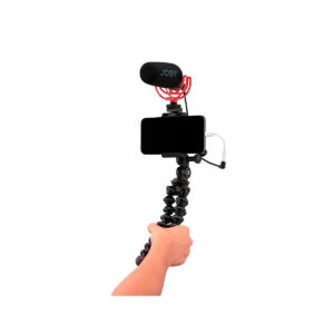 JOBY GripTight PRO 2 GorillaPod8 Käsi pitää JOBY GripTight PRO 2 GorillaPod -jalustaa, johon on kiinnitetty älypuhelin, ulkoinen mikrofoni ja äänikaapeli - ihanteellinen vloggaukseen tai mobiilivideon tallennukseen.