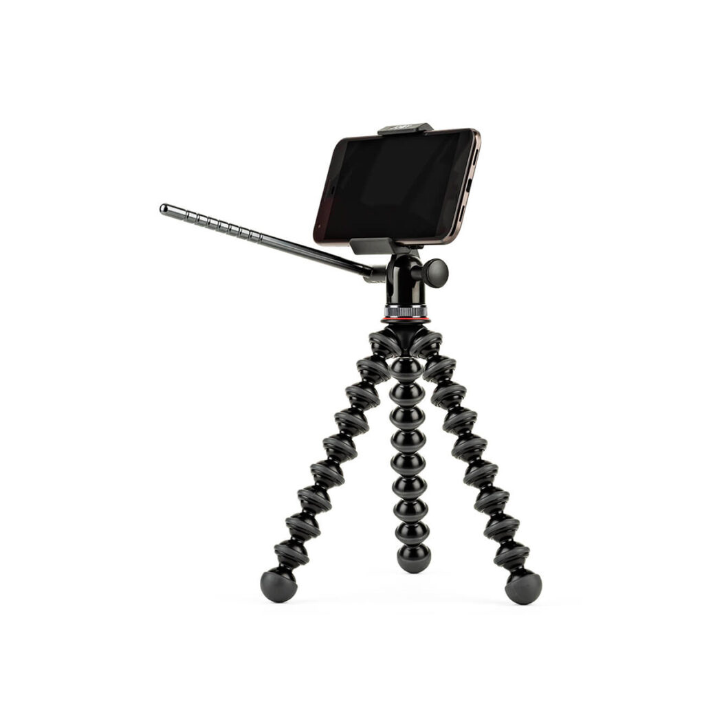 JOBY GripTight Pro Video GP JOBY GripTight Pro Video GP Jalusta Puhelimelle, joustava musta kolmijalka, jossa on segmentoidut jalat ja säädettävä kahvakiinnitys, pitää älypuhelimen vaakasuunnassa valkoista taustaa vasten.