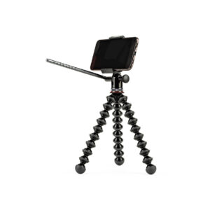 JOBY GripTight Pro Video GP JOBY GripTight Pro Video GP Jalusta Puhelimelle, joustava musta kolmijalka, jossa on segmentoidut jalat ja säädettävä kahvakiinnitys, pitää älypuhelimen vaakasuunnassa valkoista taustaa vasten.