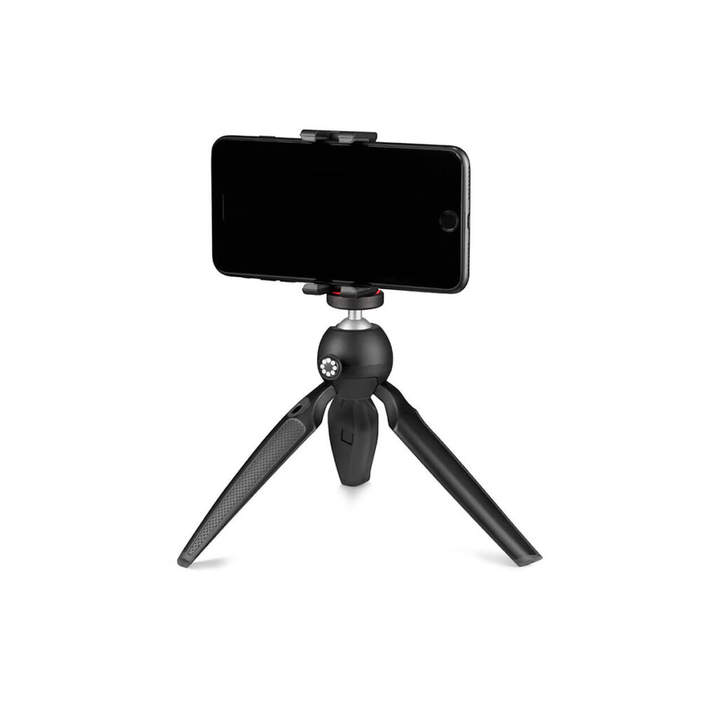 JOBY HandyPod Mobile3 JOBY HandyPod Mobile Jalusta Puhelimelle Musta tukee mustaa älypuhelinta vaaka-asennossa kolmijalkaisella mustalla jalustallaan, kaikki valkoista taustaa vasten.