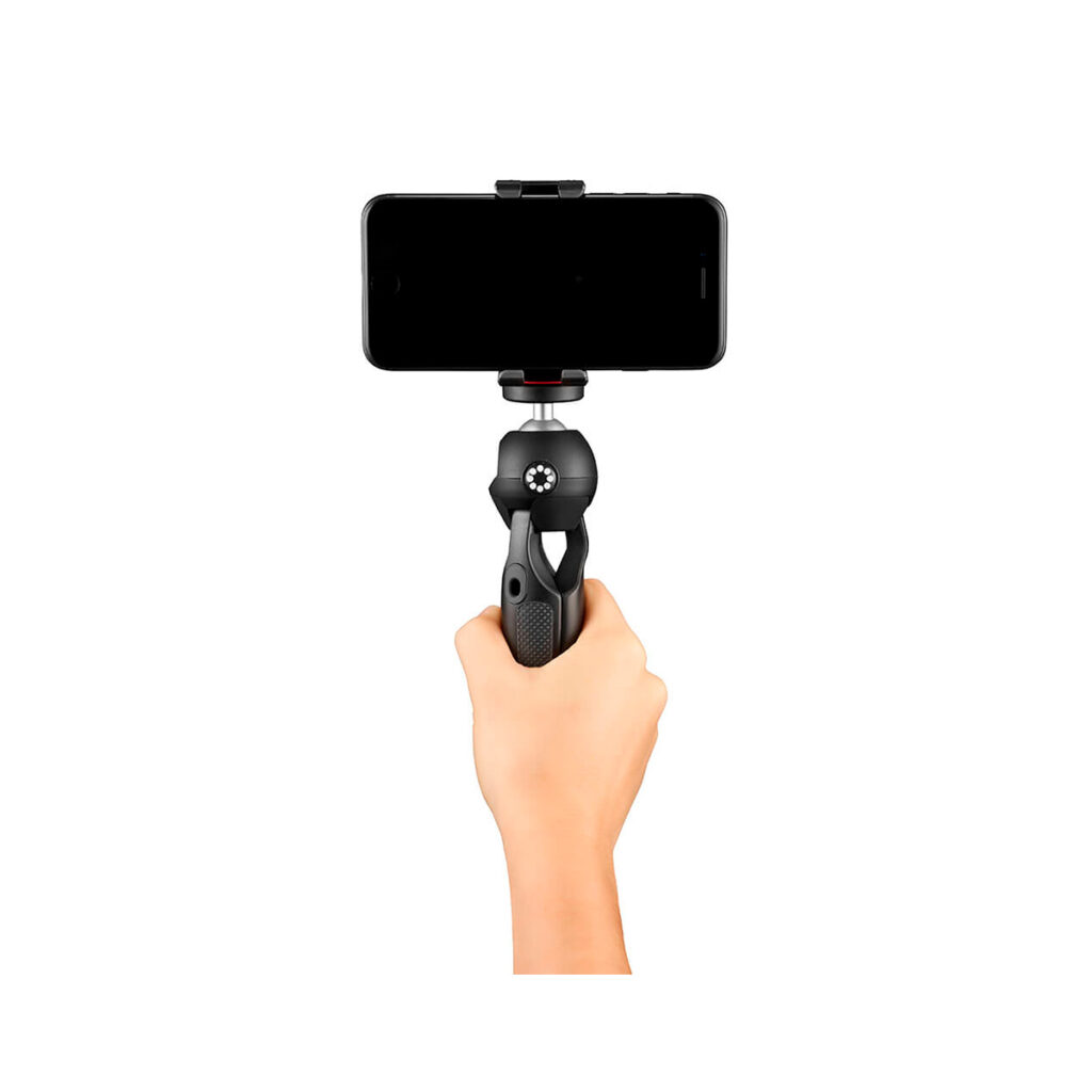 JOBY HandyPod Mobile5 Käsi, joka pitää JOBY HandyPod Mobile Jalusta Puhelimelle Musta, jonka päälle on asennettu älypuhelin, eristetty valkoiselle taustalle.
