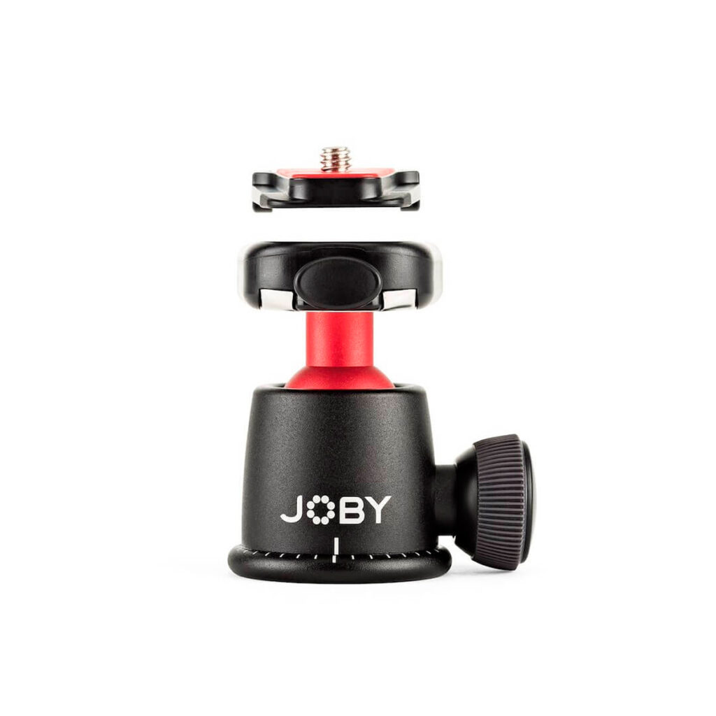 Joby-BallHead-3K-2 Joby BallHead 3K -kuulapää on punamusta ja musta kameran jalustan kuulapää, jossa on yläkiinnitysruuvi ja sivusäätönuppi, kuvassa eristettynä valkoisella pohjalla.