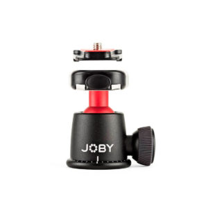 Joby-BallHead-3K-2 Joby BallHead 3K -kuulapää on punamusta ja musta kameran jalustan kuulapää, jossa on yläkiinnitysruuvi ja sivusäätönuppi, kuvassa eristettynä valkoisella pohjalla.