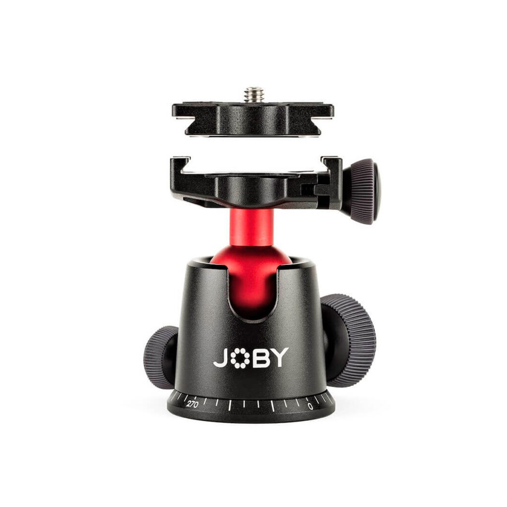 Joby-BallHead-5K-3 Joby BallHead 5K -kuulapäässä on musta ja punainen muotoilu, säädettävät nupit ja pikakiinnityslevy, kuvassa valkoisella pohjalla.