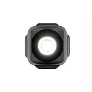Joby-Beamo-Mini-2 Joby Beamo Mini - LED-valo on pieni, musta, neliönmuotoinen LED-valo, jossa on kirkas pyöreä keskipiste, joka näkyy edestä valkoista taustaa vasten.