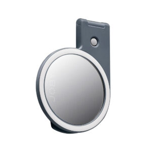 Joby-Beamo-Ring-Light-for-MagSafe-4 Joby Beamo Ring Light for MagSafe - Harmaa on pyöreä, kannettava valaisin, jossa on harmaa klipsikehys, jossa on pieni painike ja JOBY-brändäys sen etupuolella. Sen muotoilu on moderni ja minimalistinen.