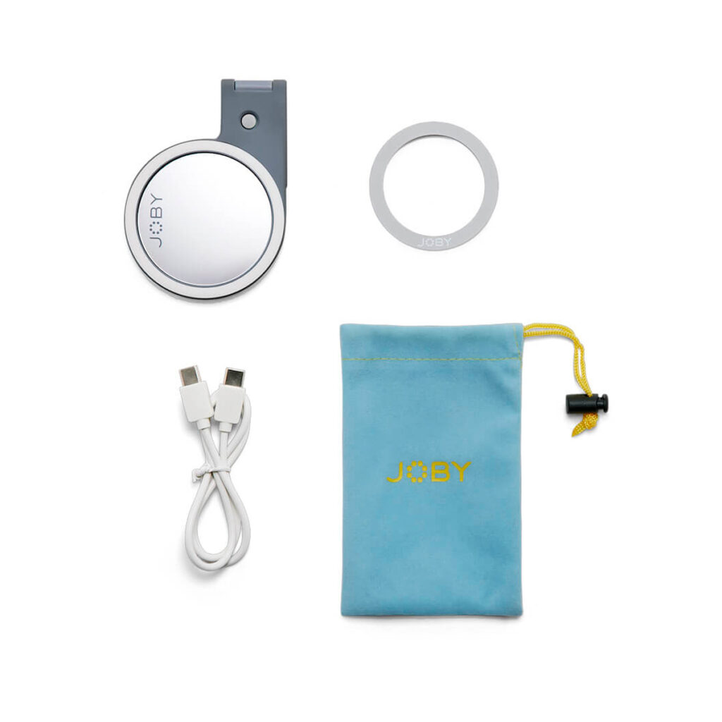 Joby-Beamo-Ring-Light-for-MagSafe-harmaa-2 Joby Beamo Ring Light for MagSafe - Harmaa sisältää pyöreän peilin harmaalla klipsillä, harmaan renkaan, valkoisen USB-kaapelin ja vaaleansinisen JOBY-vetoketjupussin keltaisilla korostuksilla, kaikki valkoisella pohjalla.