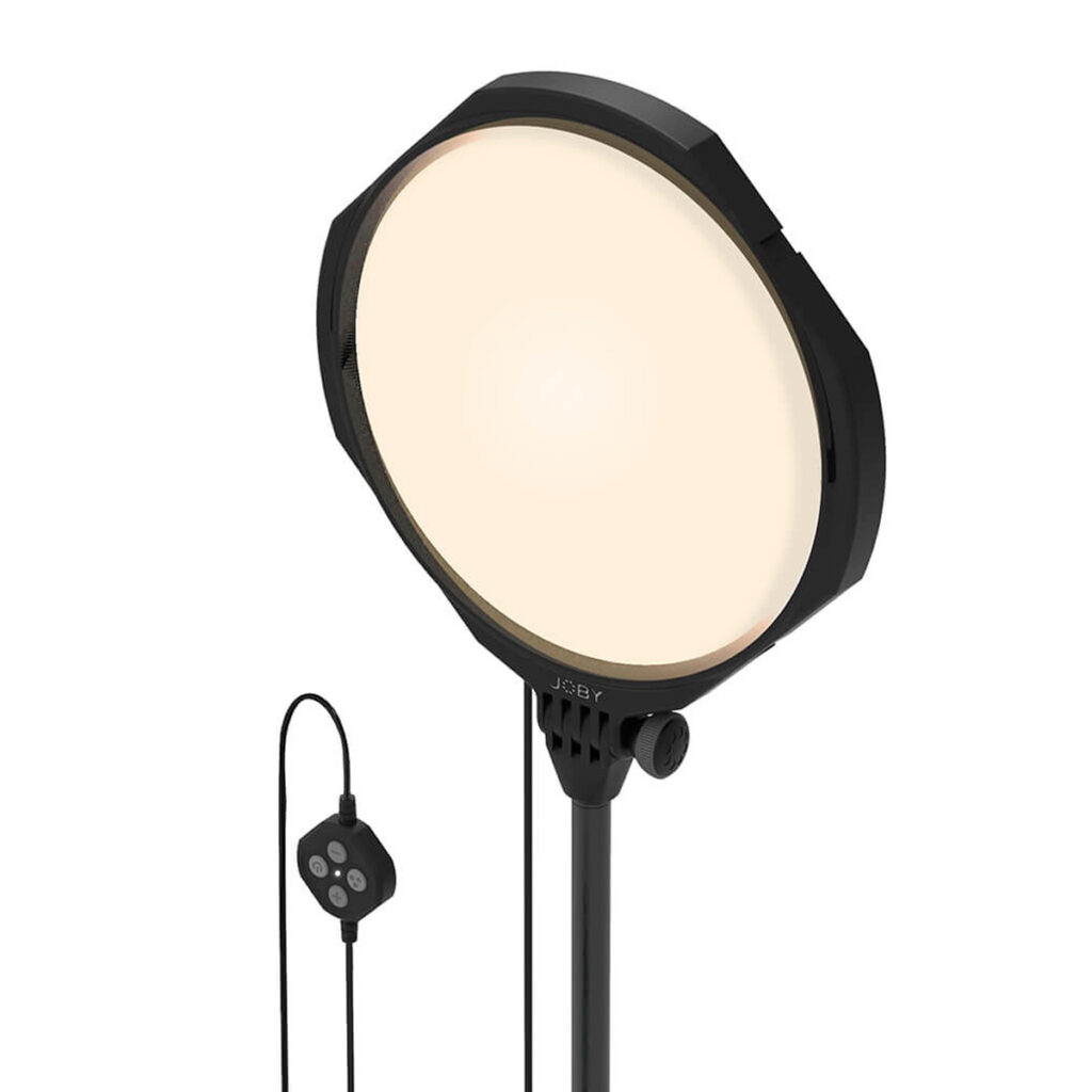 Joby-Beamo-Studio-Deluxe-Lighting-Kit-6 Joby Beamo Studio Deluxe -valaisinsarjassa on pyöreä LED-paneeli mustalla kehyksellä, joka on asennettu jalustalle ja jota ohjataan langallisella kaukosäätimellä, jossa on neljä painiketta.