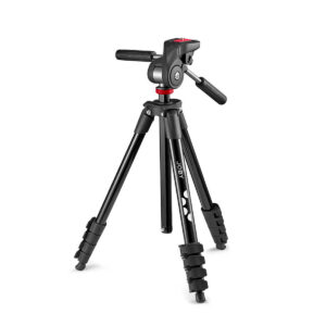 Joby-Compact-Advanced Mustan ja hopean värinen Joby Compact Advanced -kolmijalka, jossa on säädettävät jalat ja kaksi panoraamakahvaa, seisoo valkoisella pohjalla, ja yhdessä jalassa on tuotemerkki.