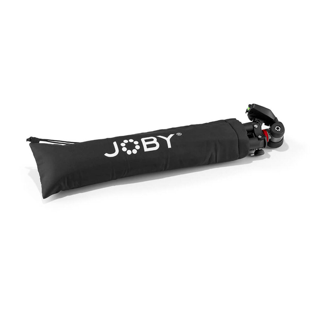 Joby-Compact-Advanced-5 Joby Compact Advanced -kolmijalka mustana, osittain näkyvissä, koska se on säilytetty sopivassa mustassa kantopussissa.