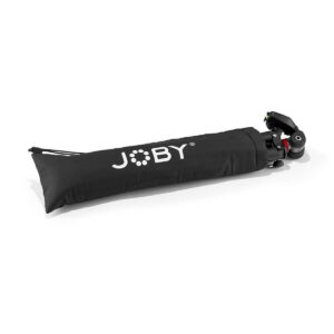 Joby-Compact-Advanced-5 Joby Compact Advanced -kolmijalka mustana, osittain näkyvissä, koska se on säilytetty sopivassa mustassa kantopussissa.