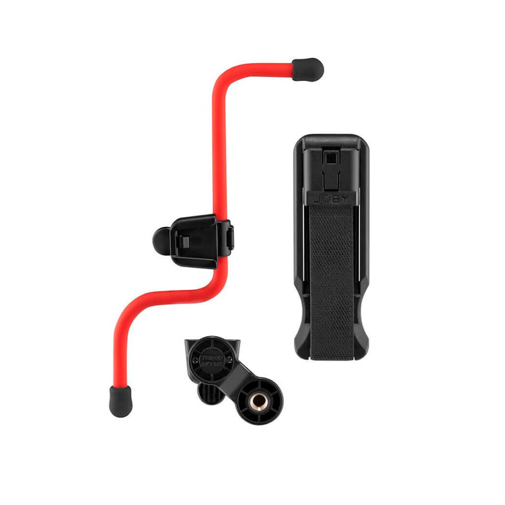 Joby-FreeHold-Universal-Kit Joby FreeHold Universal Kit, punainen ja musta älypuhelinpidike, jossa on säädettävä kiinnike ja kaareva varsi, on esitetty purettuna kolmeen osaan valkoisella taustalla.