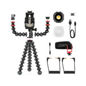 Joby-GorillaPod-Advanced-Mobile-Vlogging-Kit Joby GorillaPod Advanced Mobile Vlogging Kit, jossa on joustava musta jalusta, puhelimen kiinnike, irrotettavat varret, LED-valo diffuusorilla, USB-kaapeli, mikrofoni, punainen puhelimen pidike ja kaksi kierrettyä äänikaapelia valkoisella pohjalla.