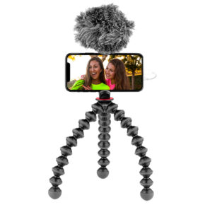 Joby-GorillaPod-Creator-Kit Joby GorillaPod Creator Kit sisältää älypuhelimen, jonka päällä on karvainen mikrofoni. Kaksi hymyilevää naista ottaa selfien puhelimen näytöllä. Jalustan taivutettavat jalat mahdollistavat joustavan ja säädettävän asennon.