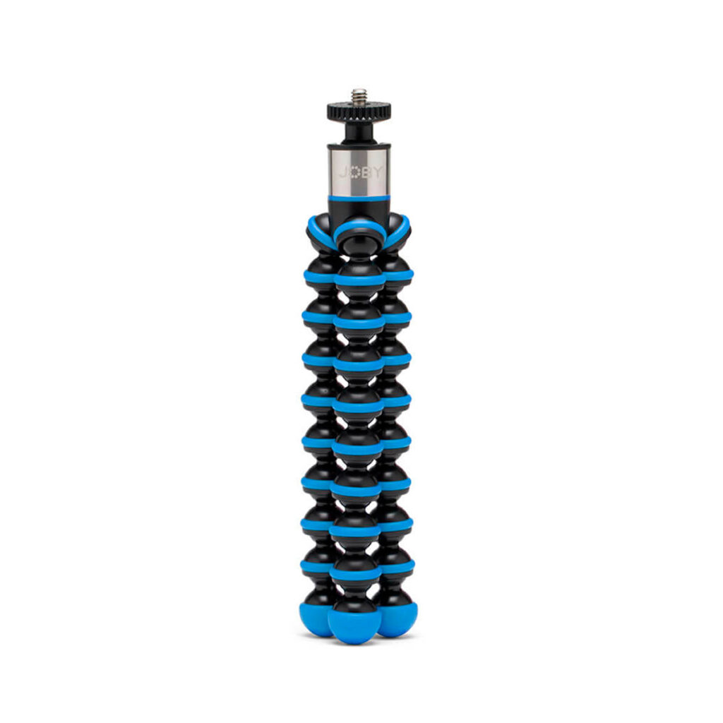 Joby-GorillaPod-Go-500-+-GripTight-360-Tripod-Kit-Blue-2 Joby GorillaPod Go 500 + GripTight 360 Tripod Kit Blue on joustava mustansininen kolmijalka, jossa on segmentoidut jalat ja ruuvikiinnitys ja joka on suunniteltu kameroille tai älypuhelimille ja joka on kuvassa pystyssä valkoisella pohjalla.