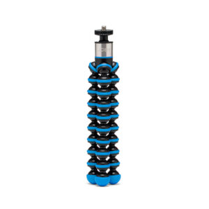 Joby-GorillaPod-Go-500-+-GripTight-360-Tripod-Kit-Blue-2 Joby GorillaPod Go 500 + GripTight 360 Tripod Kit Blue on joustava mustansininen kolmijalka, jossa on segmentoidut jalat ja ruuvikiinnitys ja joka on suunniteltu kameroille tai älypuhelimille ja joka on kuvassa pystyssä valkoisella pohjalla.