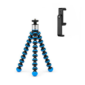 Joby-GorillaPod-Go-500-+-GripTight-360-Tripod-Kit-Blue Joby GorillaPod Go 500 + GripTight 360 Tripod Kit Blue, jossa on segmentoidut siniset ja mustat jalat, seisoo pystyssä mustan älypuhelinpidikkeen vieressä valkoisella taustalla.