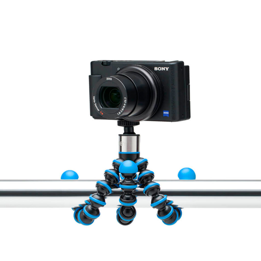 Joby-GorillaPod-Go-500-+-GripTight-360-Tripod-Kit-Blue-5 Musta Sony-digitaalikamera on kiinnitetty Joby GorillaPod Go 500 + GripTight 360 Tripod Kit Blue -jalustapakettiin, joka on kiinnitetty turvallisesti metallisen vaakatangon ympärille.