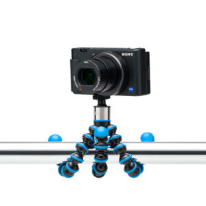 Joby-GorillaPod-Go-500-+-GripTight-360-Tripod-Kit-Blue-5 Musta Sony-digitaalikamera on kiinnitetty Joby GorillaPod Go 500 + GripTight 360 Tripod Kit Blue -jalustapakettiin, joka on kiinnitetty turvallisesti metallisen vaakatangon ympärille.