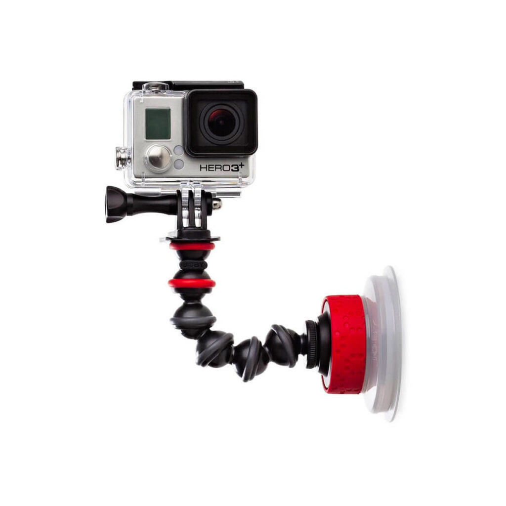 Joby-GorillaPod-Imukuppi GoPro HERO3+ -toimintakamera on kiinnitetty Joby GorillaPod Imukuppi -joustavaan mustaan ja punaiseen varteen, jossa on imukuppijalusta, valkoista taustaa vasten.
