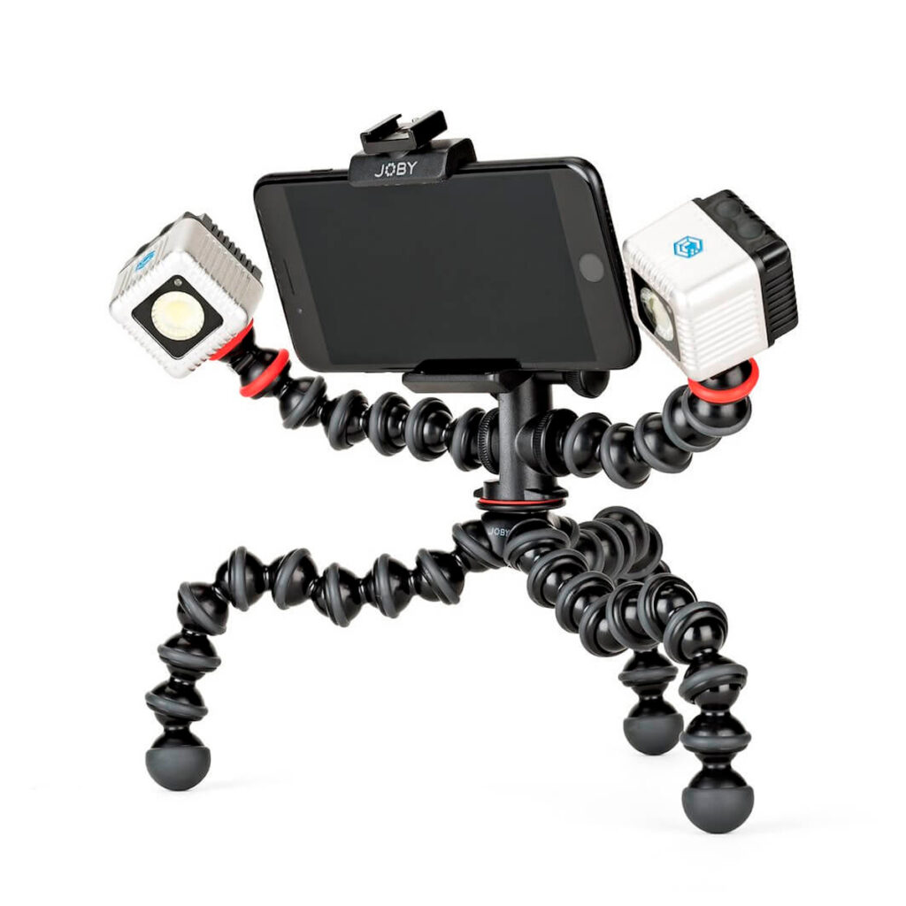 Joby-GorillaPod-Mobile-Rig-2 Joby GorillaPod Mobile Rigissä on taivutettavat jalat, ja siihen mahtuu älypuhelin sekä kaksi pientä LED-valoa - yksi kummallakin puolella punaisilla renkailla - kannettavaa kuvausasennusta varten.