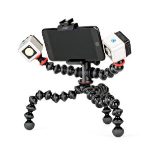 Joby-GorillaPod-Mobile-Rig-2 Joby GorillaPod Mobile Rigissä on taivutettavat jalat, ja siihen mahtuu älypuhelin sekä kaksi pientä LED-valoa - yksi kummallakin puolella punaisilla renkailla - kannettavaa kuvausasennusta varten.