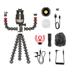 Joby-GorillaPod-Mobile-Vlogging-Kit-3 Joby GorillaPod Mobile Vlogging Kit, jossa on joustava jalusta, älypuhelimen kiinnike, LED-valo diffuusorilla, haulikkomikrofoni tuulisuojalla ja iskukiinnikkeellä, äänikaapelit ja latauskaapeli, on siististi esillä valkoisella pohjalla.
