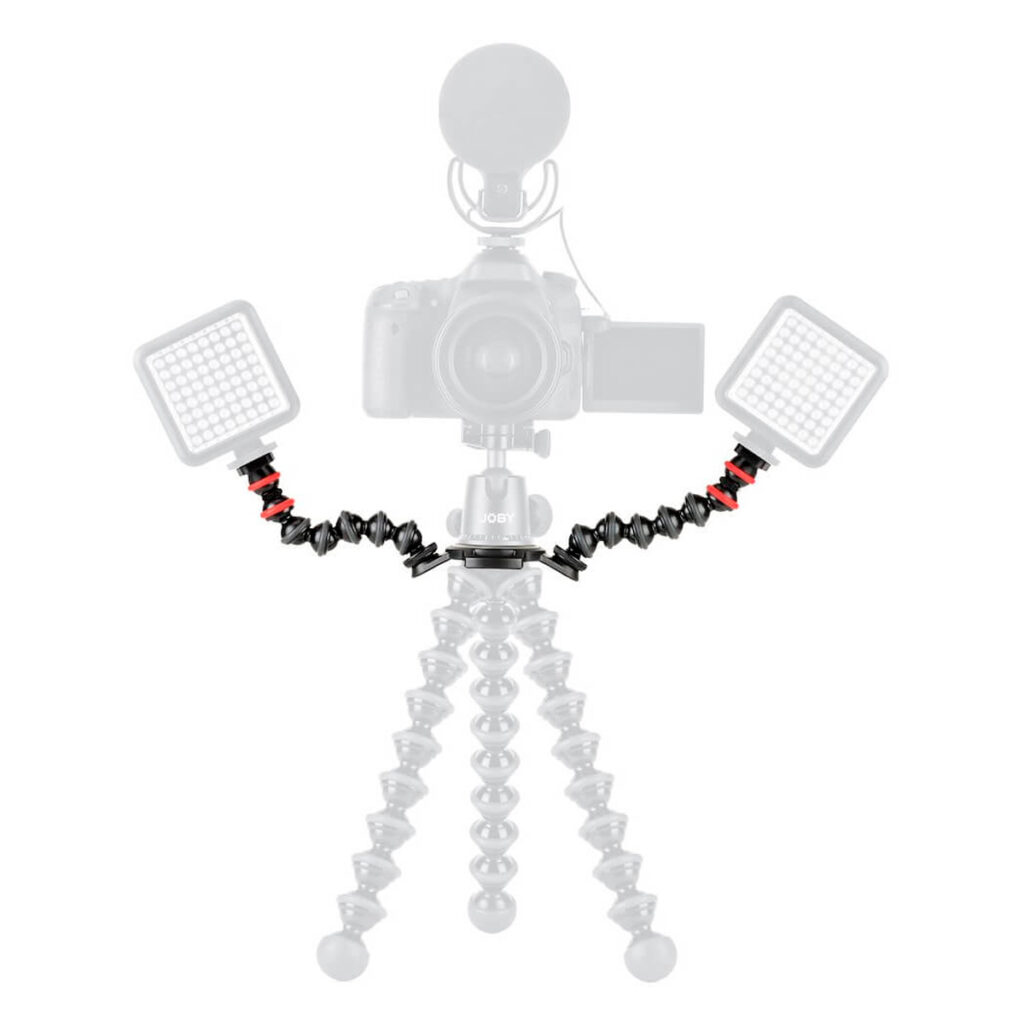 Joby-GorillaPod-Upgrade-Rig-2 Esillä on Joby GorillaPod Upgrade Rig, jossa on kaksi säädettävää käsivartta LED-valopaneeleilla. Kamera ja mikrofoni on asennettu laitteeseen, mutta ne näkyvät häivytettyinä, jotta joustava jalusta ja sen valot korostuisivat.