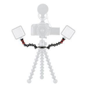 Joby-GorillaPod-Upgrade-Rig-2 Esillä on Joby GorillaPod Upgrade Rig, jossa on kaksi säädettävää käsivartta LED-valopaneeleilla. Kamera ja mikrofoni on asennettu laitteeseen, mutta ne näkyvät häivytettyinä, jotta joustava jalusta ja sen valot korostuisivat.
