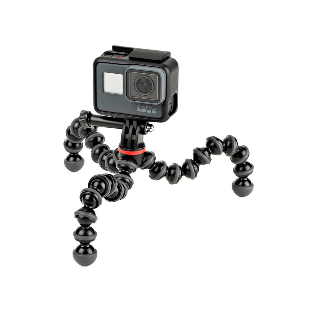 Joby Gorillapod 500 Action5 JOBY GorillaPod 500 Action Jalusta Musta/Harmaa, jossa on segmentoidut, joustavat jalat, pitää mustaa action-kameraa valkoista taustaa vasten.