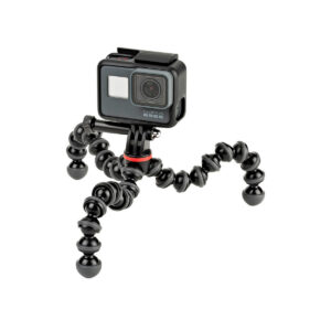 Joby Gorillapod 500 Action5 JOBY GorillaPod 500 Action Jalusta Musta/Harmaa, jossa on segmentoidut, joustavat jalat, pitää mustaa action-kameraa valkoista taustaa vasten.