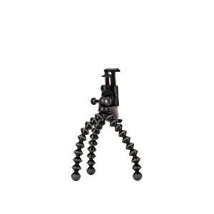 Joby GripTight GorillaPod Stand Pro Tablet JOBY GripTight GorillaPod Stand Pro Tabletille on pieni musta taipuisa kolmijalka, jossa on taivutettavat, segmentoidut jalat ja kiinnitys kameralle tai älypuhelimelle. Kuvassa se seisoo pystyasennossa valkoisella pohjalla.