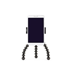 Joby GripTight GorillaPod Stand Pro Tablet1 Valkoinen älypuhelin, jota pidetään pystysuorassa JOBY GripTight GorillaPod Stand Pro Tabletille - mustalla taipuisalla jalustalla, jossa on taivutettavat jalat - seisoo valkoisella taustalla. Puhelimen näyttö on pois päältä.