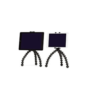 Joby GripTight GorillaPod Stand Pro Tablet2 Kaksi tablettia, toinen musta ja toinen valkoinen, ovat vierekkäin JOBY GripTight GorillaPod Stand Pro Tablettrile -jalustoilla, joissa on joustavat, taivutettavat jalustan jalat, valkoista taustaa vasten.