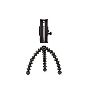 Joby GripTight GorillaPod Stand Pro Tablet3 JOBY GripTight GorillaPod Stand Pro Tabletille on kompakti musta kolmijalka, jossa on taipuisat, taivutettavat jalat ja älypuhelimen kiinnike, joka seisoo pystyssä valkoista taustaa vasten.