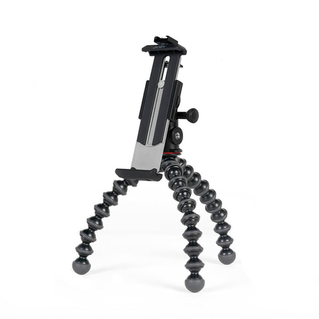 Joby-GripTight-Pro-2-Tablet-GorillaPod-Kit Joby GripTight Pro 2 Tablet + GorillaPod 1K Kitissä on segmentoidut, joustavat jalat, joissa on kumitetut jalat ja tabletin pidike, ja se seisoo kolmella tukevalla jalalla valkoista taustaa vasten.