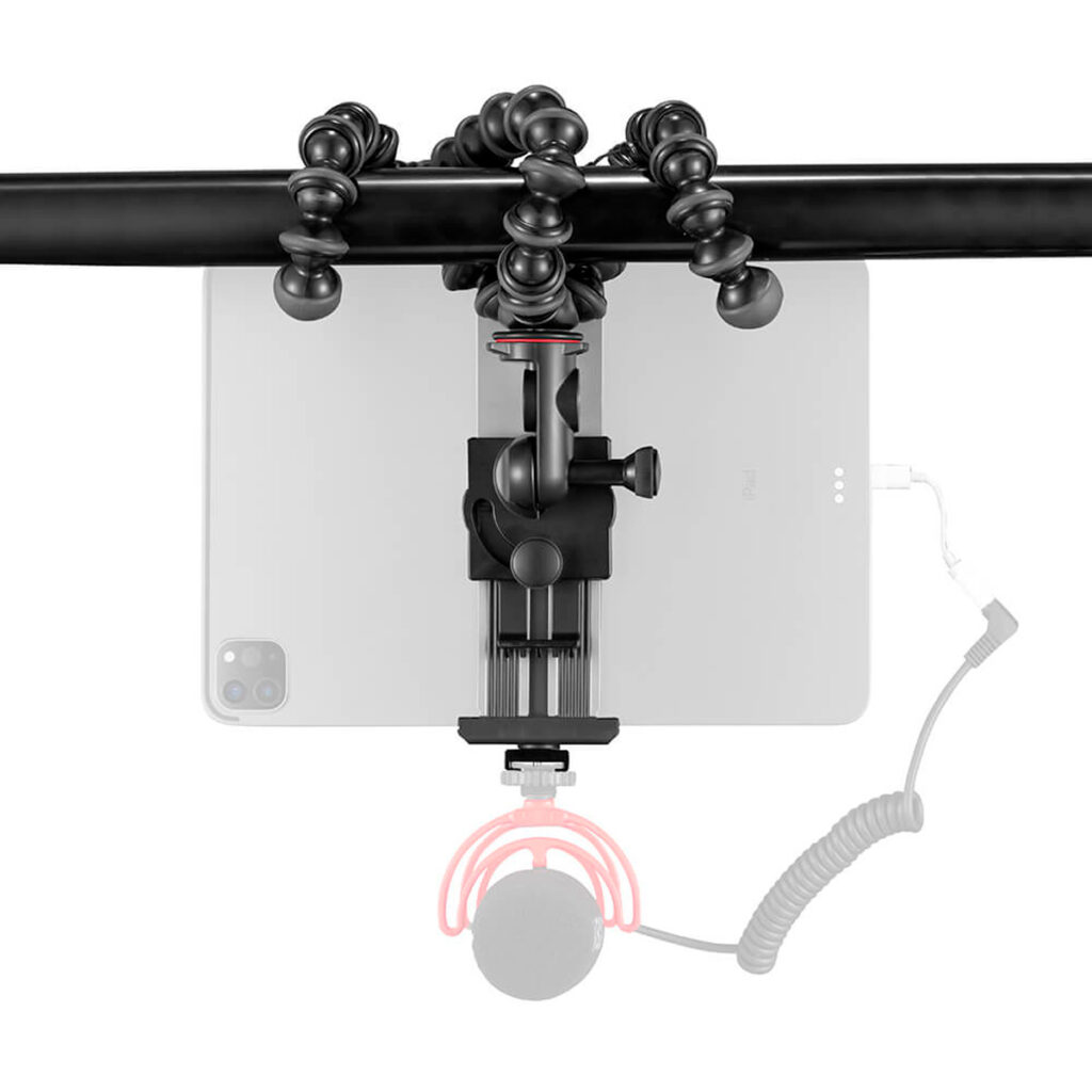 Joby-GripTight-Pro-2-Tablet-GorillaPod-Kit-4 Joby GripTight Pro 2 Tablet + GorillaPod 1K Kit pitää tablettia vaakasuorassa, kiinnitettynä tolpan ympärille kiedottuun joustavaan jalustaan, ja oikealla puolella on mikrofoni ja kierretty kaapeli.