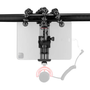 Joby-GripTight-Pro-2-Tablet-GorillaPod-Kit-4 Joby GripTight Pro 2 Tablet + GorillaPod 1K Kit pitää tablettia vaakasuorassa, kiinnitettynä tolpan ympärille kiedottuun joustavaan jalustaan, ja oikealla puolella on mikrofoni ja kierretty kaapeli.