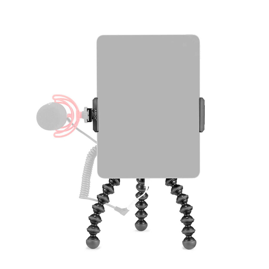 Joby-GripTight-Pro-2-Tablet-GorillaPod-Kit-5 Joby GripTight Pro 2 Tablet + GorillaPod 1K Kit pitää tablettia taipuisalla jalustalla, jossa on taivutettavat jalat ja ulkoinen mikrofoni kiinnitettynä, valkoista taustaa vasten.