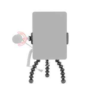 Joby-GripTight-Pro-2-Tablet-GorillaPod-Kit-5 Joby GripTight Pro 2 Tablet + GorillaPod 1K Kit pitää tablettia taipuisalla jalustalla, jossa on taivutettavat jalat ja ulkoinen mikrofoni kiinnitettynä, valkoista taustaa vasten.