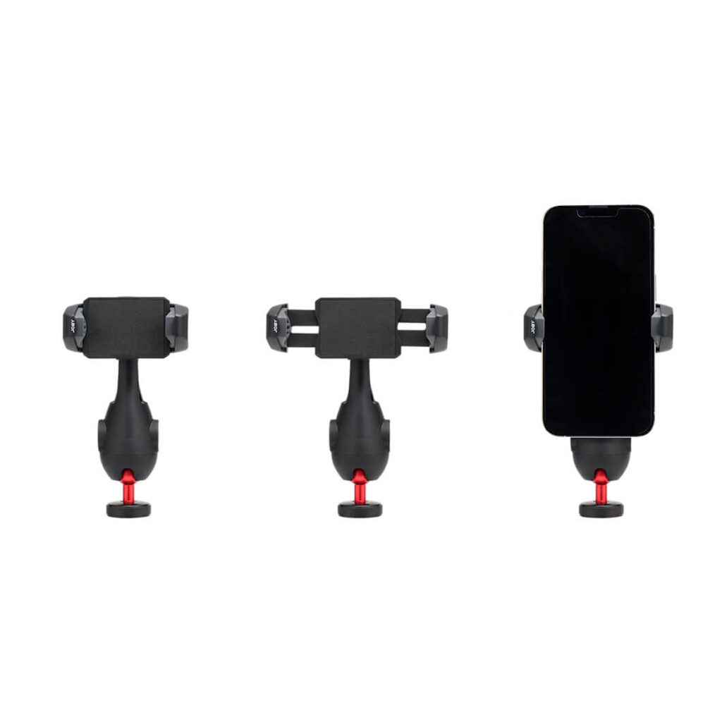 Joby-GripTight-Pro-3-5 Kolme mustaa ja punaista Joby GripTight Pro 3 -puhelinpidikettä on esitetty vierekkäin: ensimmäinen on tyhjä ja suljettu, toinen on tyhjä ja avattu, ja kolmannessa näkyy älypuhelin pystysuorassa.