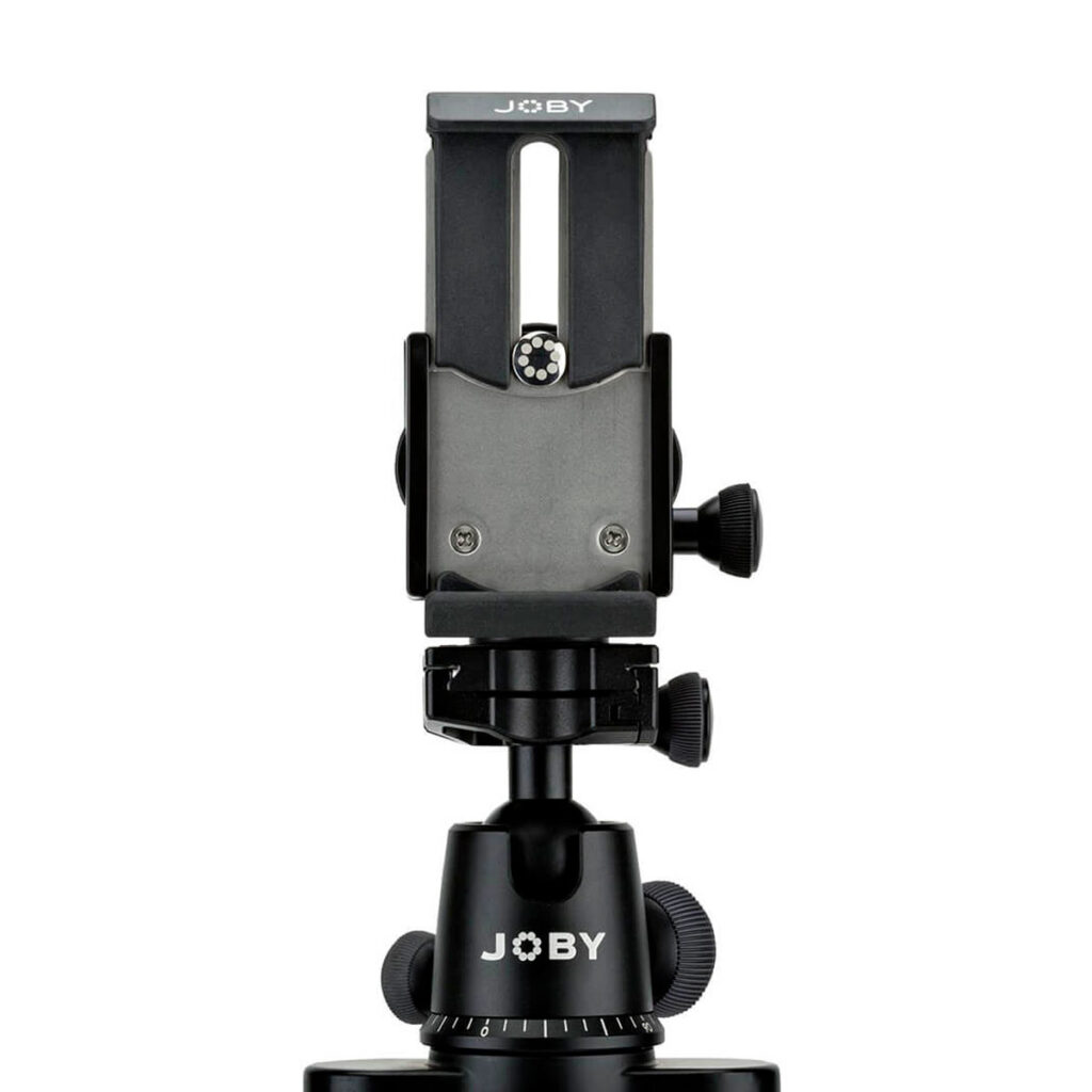 Joby-GripTight-Pro-Phone-Mount Mustaa Joby GripTight Pro Phone Mount -puhelinpidikettä, jossa on säädettävät nupit ja pystysuora puhelin- tai kamerapidike, näytetään valkoista taustaa vasten.