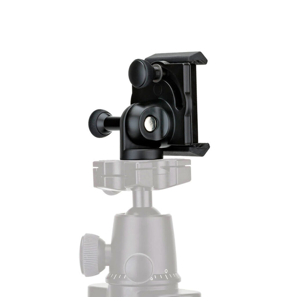Joby-GripTight-Pro-Phone-Mount-3 Lähikuva Joby GripTight Pro Phone Mount -puhelinkiinnikkeestä, jossa on säätönupit, kiinnitettynä hämärtyneeseen hopeiseen jalustapäähän valkoista taustaa vasten.
