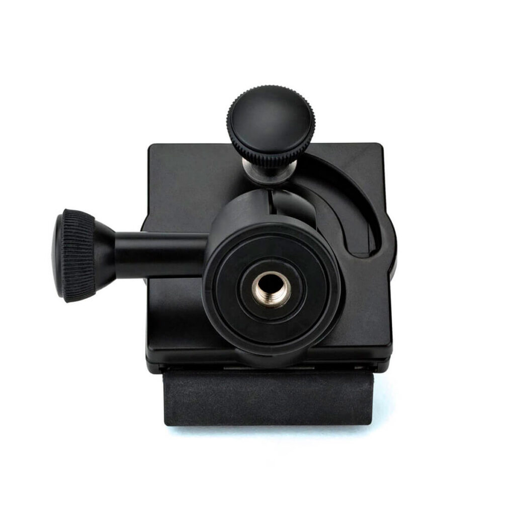 Joby-GripTight-Pro-Phone-Mount-4 Mustasta metallista valmistetussa Joby GripTight Pro Phone Mount -puhelinkiinnikkeessä on säätönupit ja keskeinen kierteitetty ruuvi, jotka näkyvät valkoista taustaa vasten.