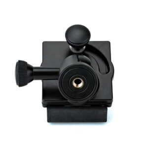 Joby-GripTight-Pro-Phone-Mount-4 Mustasta metallista valmistetussa Joby GripTight Pro Phone Mount -puhelinkiinnikkeessä on säätönupit ja keskeinen kierteitetty ruuvi, jotka näkyvät valkoista taustaa vasten.
