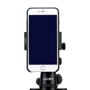 Joby-GripTight-Pro-Phone-Mount-5 Älypuhelin, jossa on tyhjä tumma näyttö, on kiinnitetty mustaan Joby GripTight Pro Phone Mount -puhelinkiinnikkeeseen, joka on sijoitettu pystysuoraan valkoista taustaa vasten.