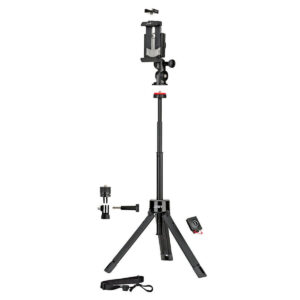 Joby-GripTight-Pro-TelePod-2 Joby GripTight Pro TelePod on musta, ulosvedettävä kolmijalka, jonka päällä on älypuhelimen pidike. Kuvassa on lisävarusteita, kuten Bluetooth-kaukosäädin, kiinnike ja hihna sen ympärillä, ja sen jalat ovat pidennetyt vakauden lisäämiseksi.