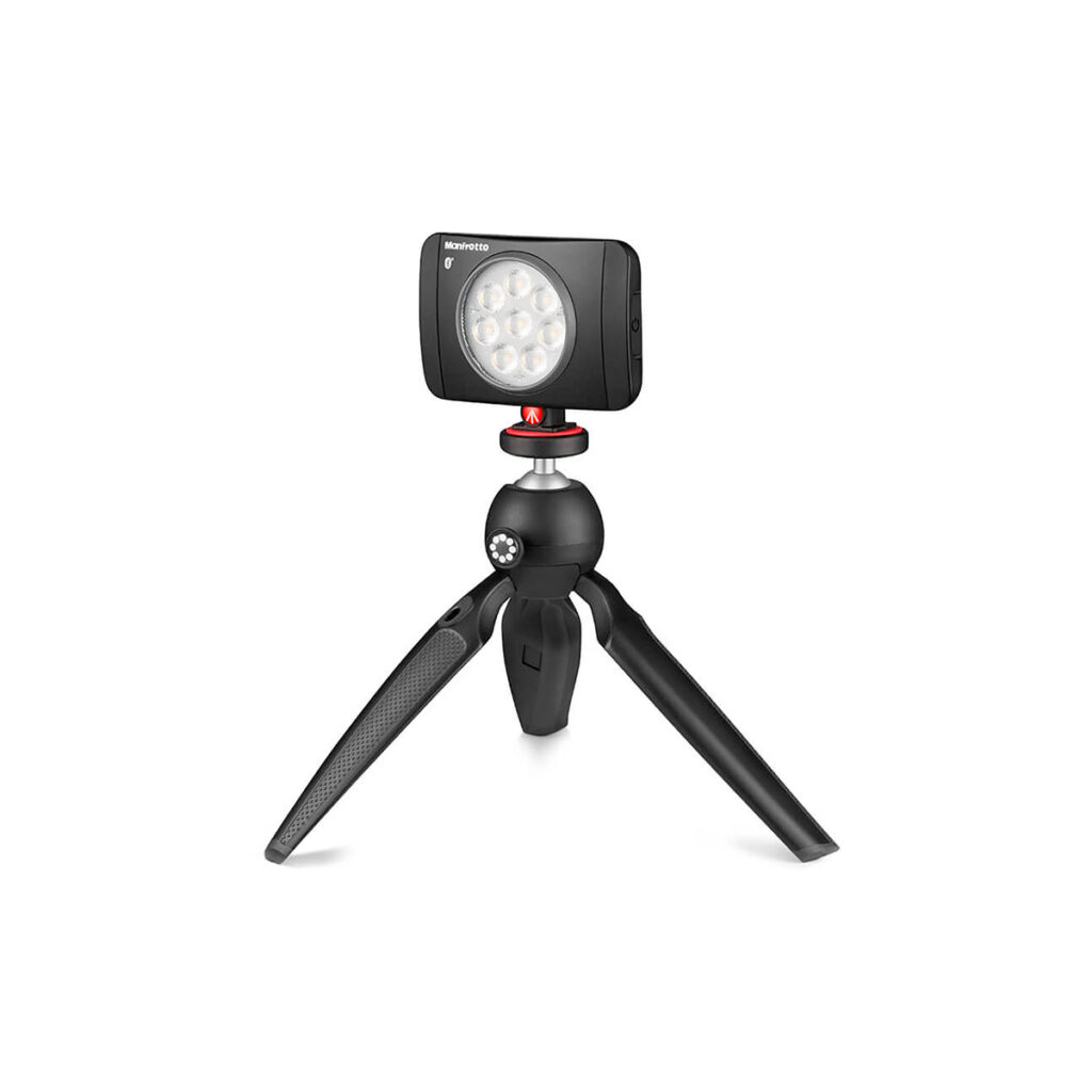 Joby HandyPod6 JOBY HandyPod Jalusta Musta kompakti musta pöytäjalusta, jossa on säädettävät jalat, pitää sisällään pienen LED-videovalaisimen valkoista taustaa vasten.